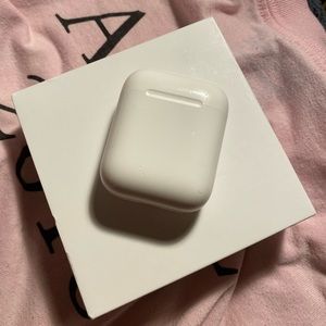 AirPods charging case